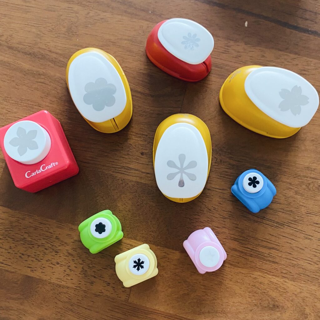 다양한 모양과 크기의 모양펀치들